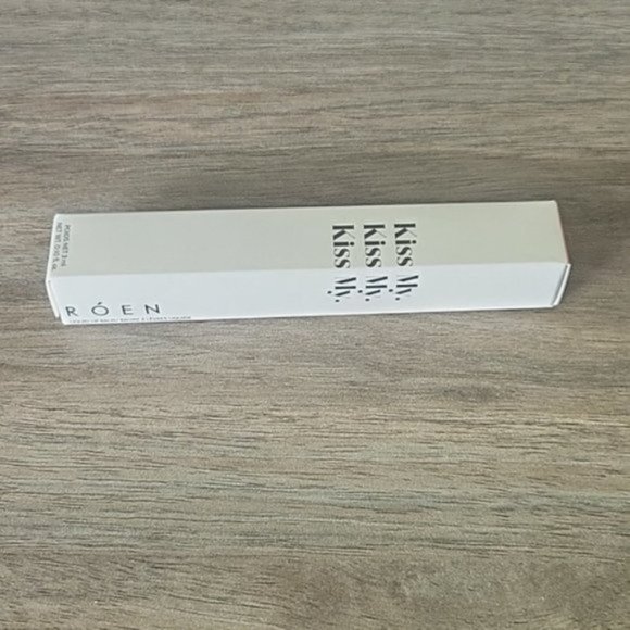 Roen - Kiss My Liquid Lip Balm in Charlie - Picture 5 of 6